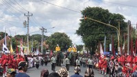 Setelahnya, sekitar pukul 11.00 WIB barulah gunungan diarak menuju Masjid Gedhe dengan diawali dengan berbagai pasukan bergada termasuk pasukan gajah.