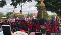 Ribuan masyarakat pun antusias merayah gunungan.