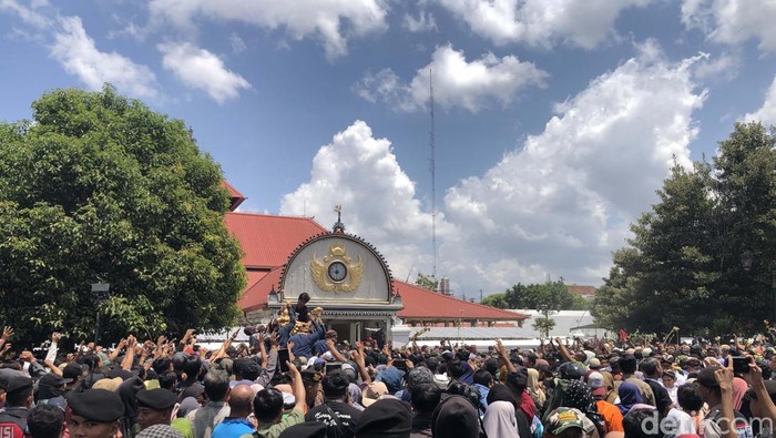 Karaton Ngayogyakarta Hadiningrat kembali menggelar hajad dalem Garebeg Mulud. Kegiatan ini dalam rangka memperingati Maulid Nabi Muhammad SAW.