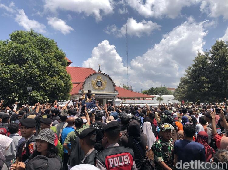 Potret Meriahnya Garebeg Mulud di Pelataran Masjid Gedhe Keraton Yogyakarta