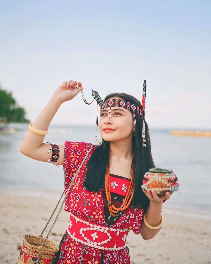 Prilly Latuconsina memakai baju khas Alor Prilly Latuconsina memakai baju khas Alor