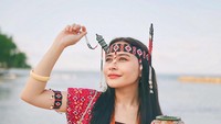 Di momen liburannya ke ALor, Nusa Tenggara Timur, artis Prilly Latuconsina tak hanya menjelajahi keindahan bawah laut Alor. Namun dia juga mengenal Alor dengan baju adatnya.