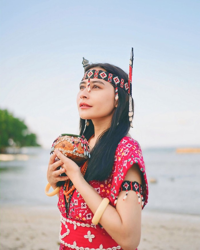 Prilly Latuconsina memakai baju khas Alor Prilly Latuconsina memakai baju khas Alor