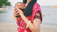 Berfoto dengan latar pantai Alor yang memukau, Prilly terlihat semakin cantik, ya?