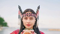 Prilly juga menuliskan Selalu seneng kalau pakai baju adat Indonesia dengan design yang sangat cantik ❤️. Tenun khas dominan merah ini begitu cocok dengan Prilly.