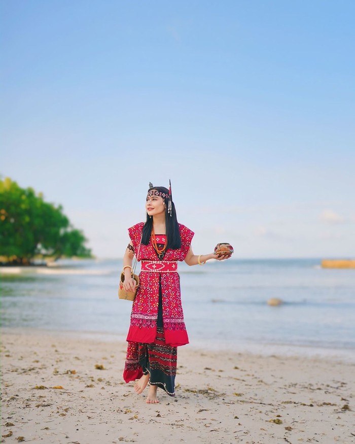 Prilly Latuconsina memakai baju khas Alor Prilly Latuconsina memakai baju khas Alor