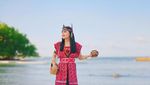 Foto: Cantik Banget Prilly Lantuconsina Pakai Baju Adat Alor