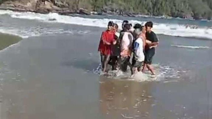 Proses evakuasi wisatawan tewas terseret ombak di Malang