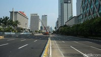 Nantinya empat lajur yang terdampak proyek akan kembali menjadi jalan umum, hal itu terlihat dari papan proyek yang tak lagi menutupi proyek.