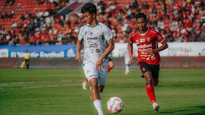 Aksi pemain PSS Sleman saat menghadapi Bali United, Senin (16/9/2024).