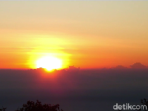 Menikmati Sunrise dari Puncak B29 Negeri di Atas Awan Lumajang
