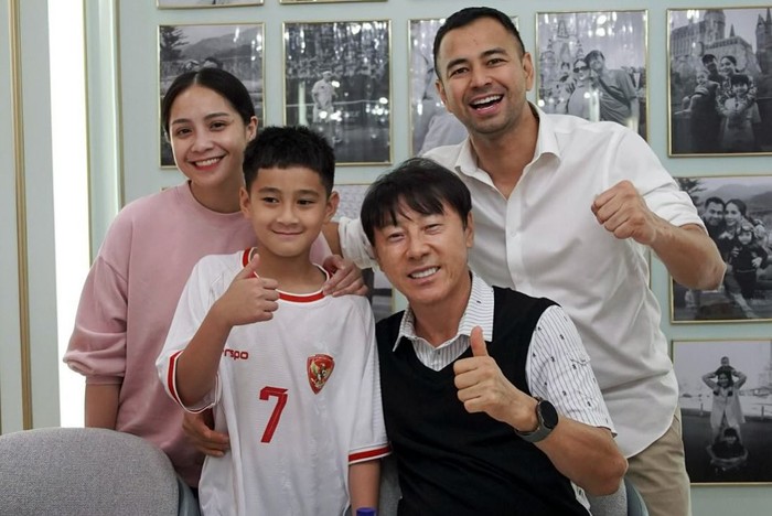Raffi Ahmad Raffi Ahmad kedatangan pelatih tim nasional sepakbola Indonesia.
