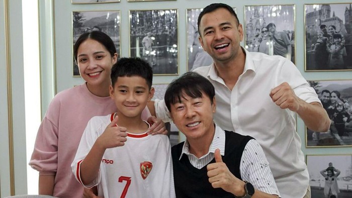 Raffi Ahmad kedatangan pelatih tim nasional sepakbola Indonesia.