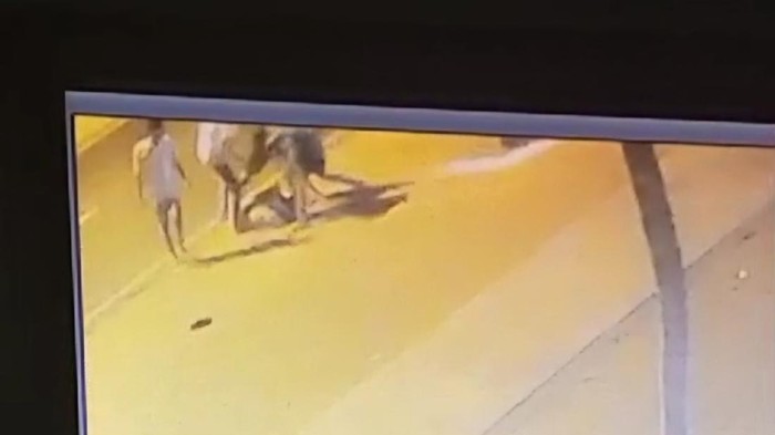 Rekaman CCTV pemuda dikeroyok di Mojokerto