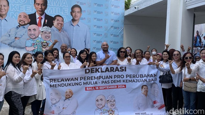 Relawan Perempuan Pro Perubahan mendeklarasikan dukungan untuk paslon Mulia-PAS, Senin (16/9/2024). (Foto: Rizki Setyo Samudero/detikBali)