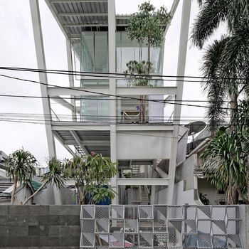 Rumah miring di Pondok Indah.