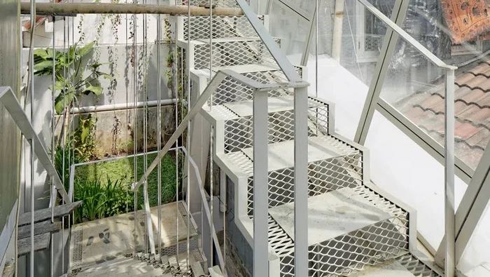 Rumah miring di Pondok Indah/Fernando Gomulya via Dezeen Rumah miring di Pondok Indah.