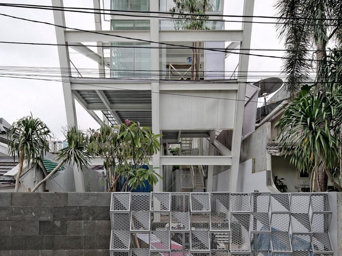 Rumah miring di Pondok Indah.