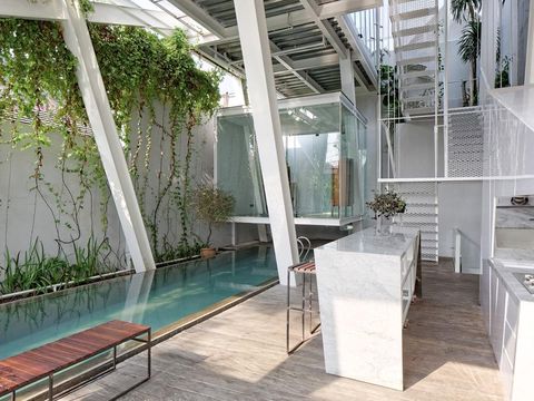 Rumah miring di Pondok Indah.