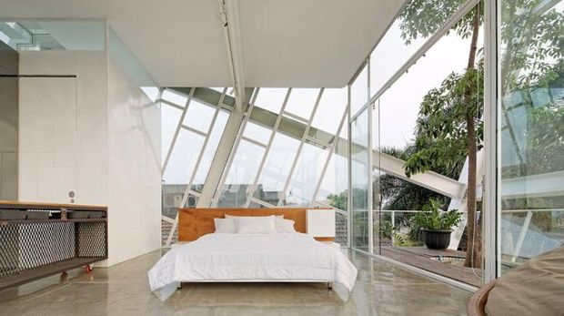 Rumah miring di Pondok Indah.