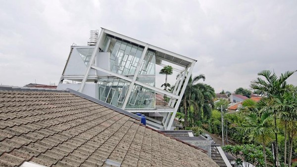 Intip Jeroan Rumah Miring 70 Derajat di Kawasan Elit Jakarta