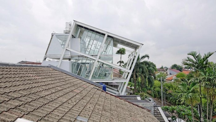 Rumah miring di Pondok Indah.