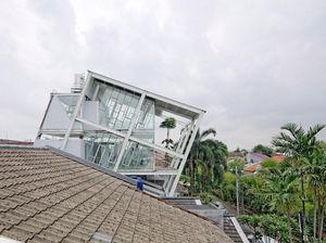 Siapa Sangka, di Tengah Kawasan Elit Jakarta Ada Rumah Miring 70 Derajat