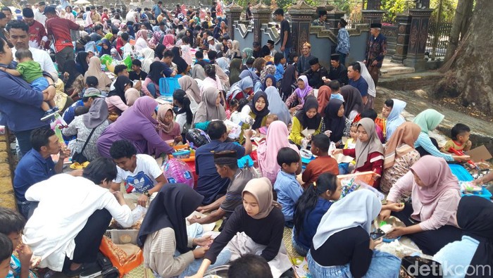 Warga mengikuti tradisi nyadran di pemakaman umum Dukuh Mlambong, Desa Sruni, Kecamatan Musuk, Kabupaten Boyolali, Senin (16/9/2024).