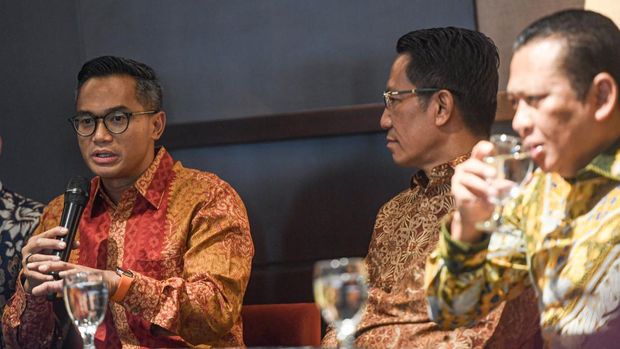 Ketua Umum hasil Munaslub Kadin Anindya Bakrie (kiri) bersama Menkumham Supratman Andi Agtas (tengah) dan Kepala Badan Penegakan Hukum, Pertahanan, dan Keamanan Kadin Indonesia sekaligus Ketua MPR Bambang Soesatyo (ketiga kiri) memberikan paparannya pada acara sarasehan Kadin hasil Munaslub dengan Menkumham di Kantor Kadin, Jakarta, Minggu (15/9/2024). Dalam acara tersebut Anindya Bakrie mengatakan akan bekerja cepat menyesuaikan pemerintahan baru usai terpilih secara aklamasi sebagai Ketua Umum Kadin pada Munaslub 2024. ANTARA FOTO/Muhammad Adimaja/foc.