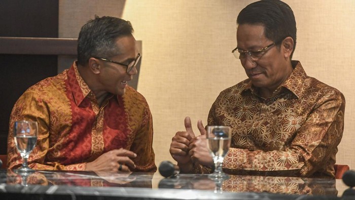 Ketua Umum hasil Munaslub Kadin Anindya Bakrie (kiri) bersama Menkumham Supratman Andi Agtas (tengah) dan Kepala Badan Penegakan Hukum, Pertahanan, dan Keamanan Kadin Indonesia sekaligus Ketua MPR Bambang Soesatyo (ketiga kiri) memberikan paparannya pada acara sarasehan Kadin hasil Munaslub dengan Menkumham di Kantor Kadin, Jakarta, Minggu (15/9/2024). Dalam acara tersebut Anindya Bakrie mengatakan akan bekerja cepat menyesuaikan pemerintahan baru usai terpilih secara aklamasi sebagai Ketua Umum Kadin pada Munaslub 2024. ANTARA FOTO/Muhammad Adimaja/foc.