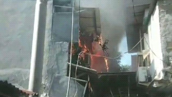 Sebanyak 2 rumah berlantai 2 di Klender, Jaktim, dilanda kebakaran diduga akibat korsleting listrik. Damkar menyemprot api menggunakan air dari kolam renang. (dok Damkar Jaktim)