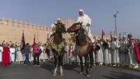 Para penunggang kuda berpartisipasi dalam parade merayakan ulang tahun kelahiran Nabi Muhammad di Sale, dekat Rabat, Maroko, pada hari Minggu, 15 September 2024. AP/Mosaab Elshamy