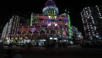 Sebuah masjid di Karachi, Pakistan, dihiasi dengan lampu-lampu untuk memperingati Maulid Nabi, hari kelahiran nabi Islam Muhammad yang lahir pada tahun 570, pada Jumat, 13 September 2024. AP/Fareed Khan