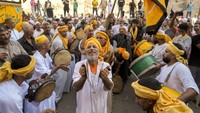 Umat Muslim Mesir berparade untuk merayakan Maulid Nabi, hari kelahiran Nabi Muhammad, di Kairo, Mesir, Minggu, 15 September 2024. AP/Amr Nabil