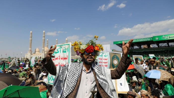 Semarak Peringatan Maulid Nabi di Berbagai Negara Perayaan Maulid Nabi berlangsung meriah di berbagai negara. Dari unjuk rasa di Sanaa, Yamen hingga parade di Kairo dan Sale.