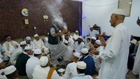 Umat Muslim Sufi Libya melantunkan puji-pujian kepada Nabi dalam rangka merayakan hari raya keagamaan Maulid Nabi, hari lahir Nabi Muhammad, di Benghazi, Libya, 15 September 2024. REUTERS/Esam Omran Al-Fetori
