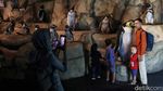 Serunya Anak-anak Bermain dengan Penguin