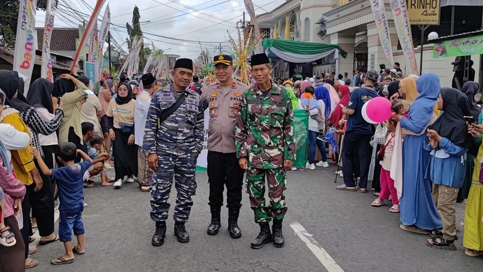 Suasana Festival Ndog-ndogan sambut Maulid Nabi di Banyuwangi