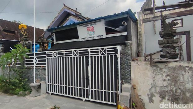 Suasana rumah yang dijadikan markas Yayasan Luh Luwih Bali di BTN Griya Sandan Sari Blok E/17, Banjar Anyar, Kecamatan Kediri, Tabanan, Bali, Senin (16/9/2024). (Foto: Firizqi Irwan/detikBali)