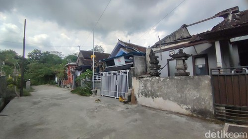Suasana rumah yang dijadikan markas Yayasan Luh Luwih Bali di BTN Griya Sandan Sari Blok E/17, Banjar Anyar, Kecamatan Kediri, Tabanan, Bali, Senin (16/9/2024). (Foto: Firizqi Irwan/detikBali)