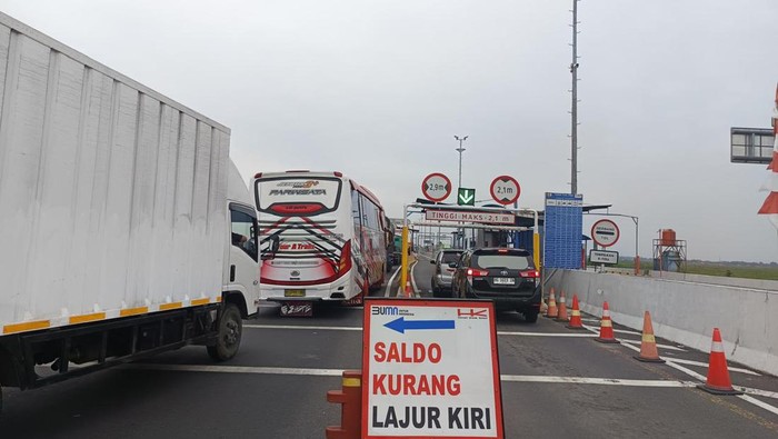 Suasana volume kendaraan di ruas tol Terpeka