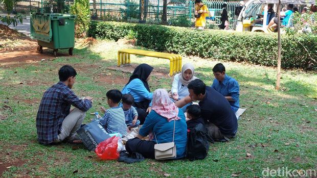 Taman Margasatwa Ragunan merupakan salah satu tempat wisata favorit warga Jakarta dan sekitarnya. Hari ini Ragunan ramai didatangi pengunjung. (Rumondang N/detikcom)