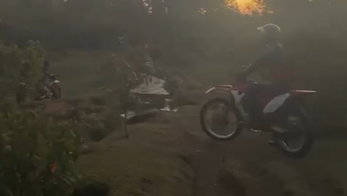 Tangkapan layar video pemotor trail terabas jalur pendakian di Gunung Bulu Baria, Gowa.