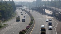 Sejumlah kendaraan melintas di ruas tol Serpong - Pondok Aren, Serpong, Tangerang Selatan, Banten, Senin (16/9/2024).