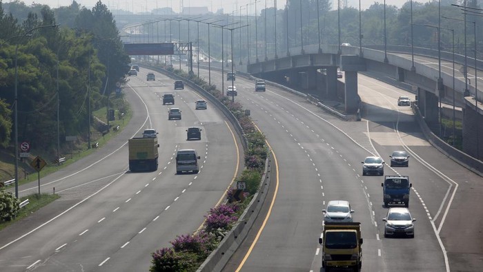 Sejumlah kendaraan melintas di ruas tol Serpong - Pondok Aren, Serpong, Tangerang Selatan, Banten, Senin (16/9/2024). Tarif jalan tol Serpong - Pondok Aren yang semula dari Rp7.000 naik menjadi Rp9.500 dan mulai berlaku Minggu (15/9). ANTARA FOTO/Muhammad Iqbal/nym.