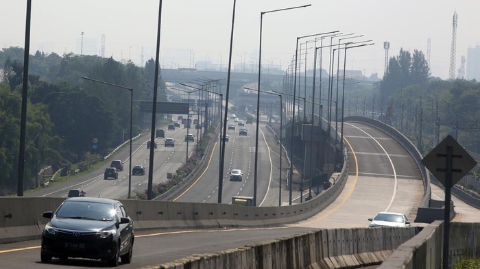 Sejumlah kendaraan melintas di ruas tol Serpong - Pondok Aren, Serpong, Tangerang Selatan, Banten, Senin (16/9/2024). Tarif jalan tol Serpong - Pondok Aren yang semula dari Rp7.000 naik menjadi Rp9.500 dan mulai berlaku Minggu (15/9). ANTARA FOTO/Muhammad Iqbal/nym.