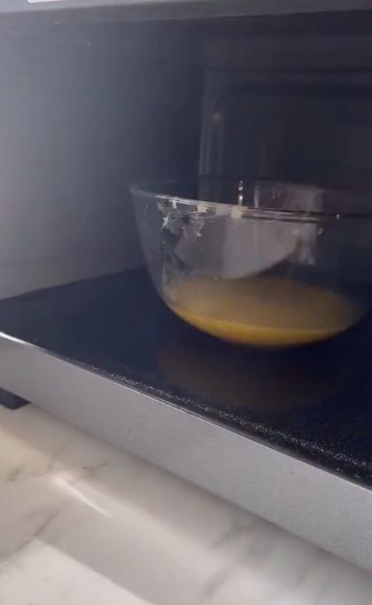 cara masak telur orak-arik pakai microwave