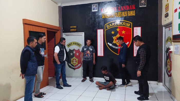 Tersangka AN yang  memekrosa bocah 4 tahun saat diamankan polisi