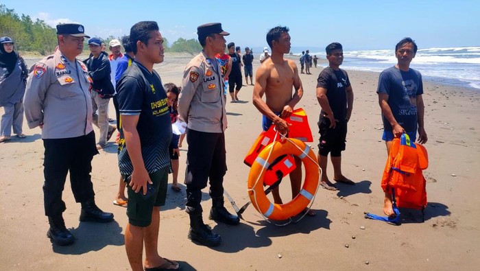 tim gabungan dan warga melakukan pencarian korban tenggelam di Pantai Cemara
