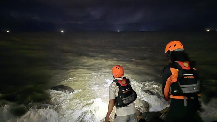 Tim SAR gabungan saat mencari korban hilang akibat terseret ombak di Pantai Padang, Sumbar. (dok. Istimewa)
